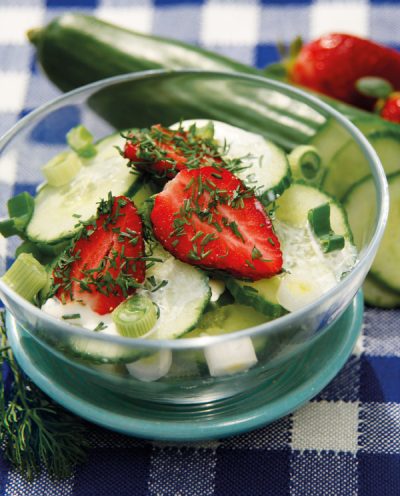 Gurkensalat mit Dill-Erdbeeren