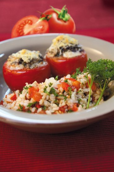 Gefüllte Tomaten mit Pilzragout an Risotto