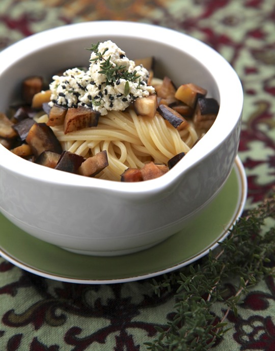 Spaghetti mit Auberginenragout und Feta-Sesam-Topping