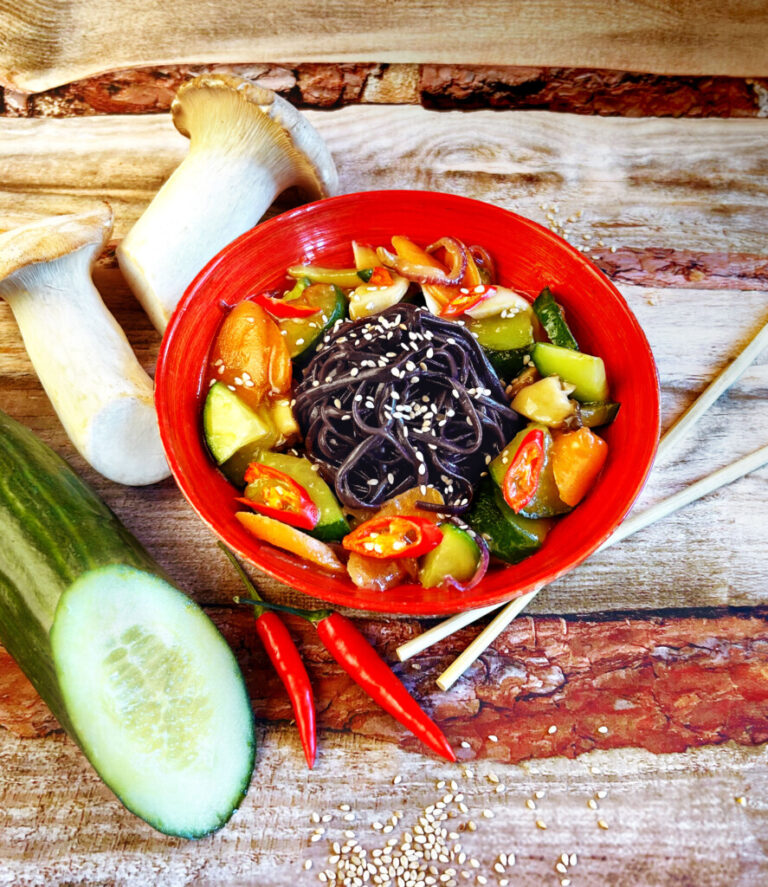 Wokgemüse mit schwarzen Reisnudeln